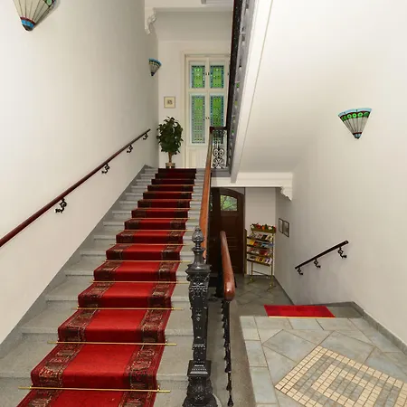 Πανσιόν Sant Georg Garni 3*