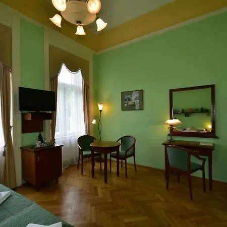 Sant Georg Garni Πανσιόν 3*